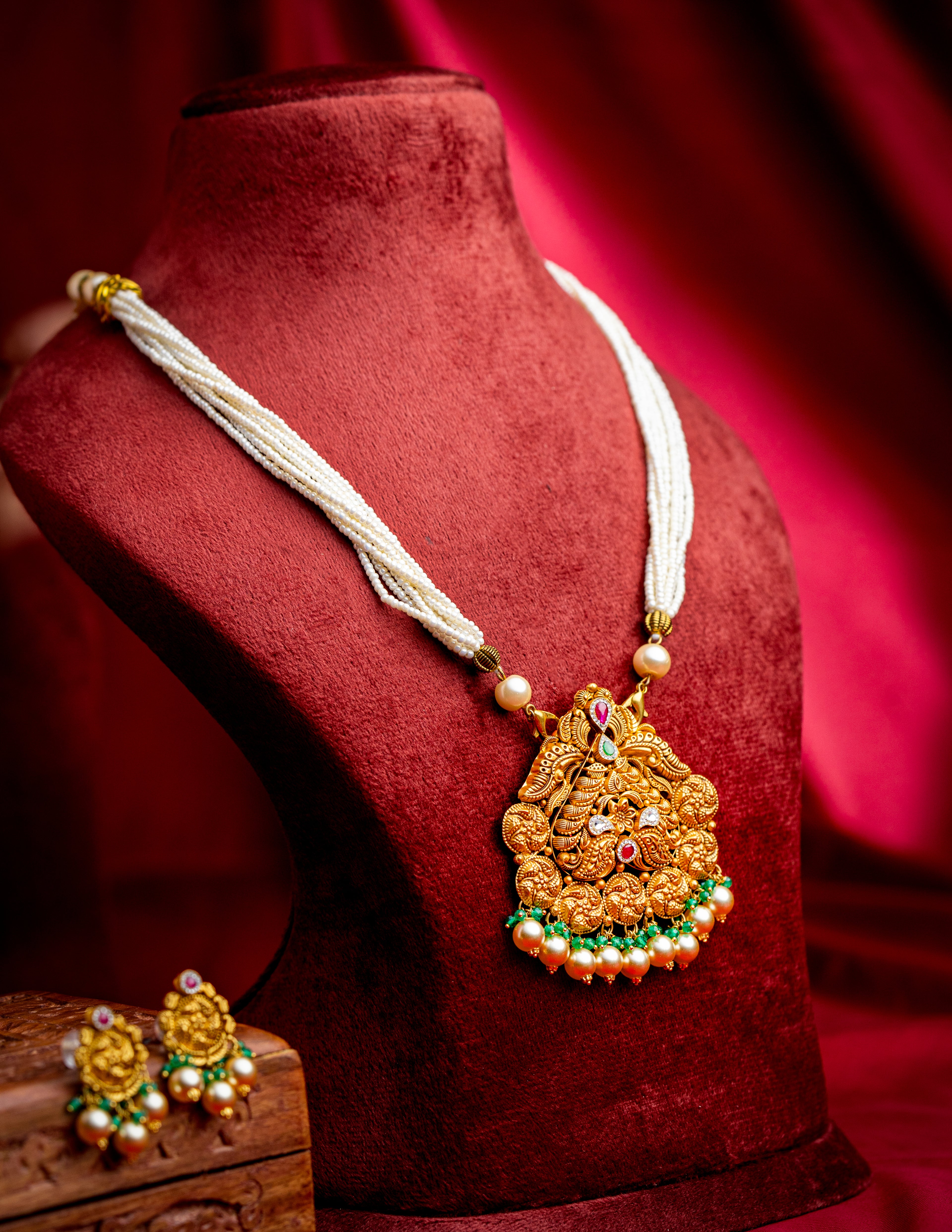 gold antique necklace 